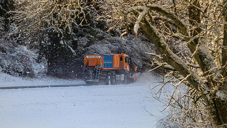 Der Winterdienst hatte im Januar 2022 auf den Straßen um Weipoltshausen viel zu tun. Die Schneeflocken sorgen für einen wunderschönen Effekt.