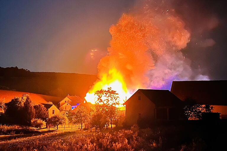 Das Flammeninferno von Salmsdorf war auch aus der Ferne unübersehbar. Das Flammeninferno von Salmsdorf war auch aus der Ferne unübersehbar.