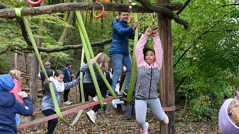 Am Calisthenics-Parcours am Lindhard in Ochsenfurt können sich Jugendliche nach Herzenslust auspowern. Nebenan findet regelmäßig Unterricht im Grünen statt.&nbsp;