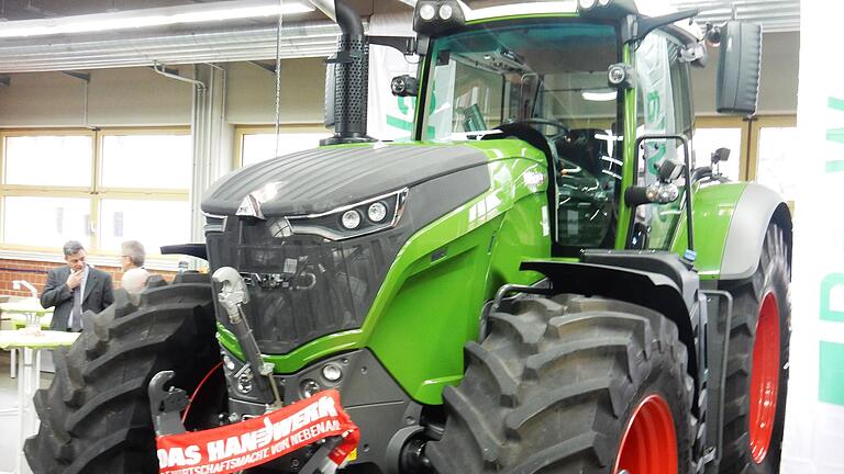 Der Kraftprotz von Fendt in der Werkstatt der Fahrzeugakademie. Der Kraftprotz von Fendt in der Werkstatt der Fahrzeugakademie.