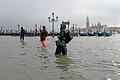 Menschen waten über einen überfluteten Platz in Venedig. Die Flut erreichte am späten Dienstag einen Höchststand von 187 cm.&nbsp;