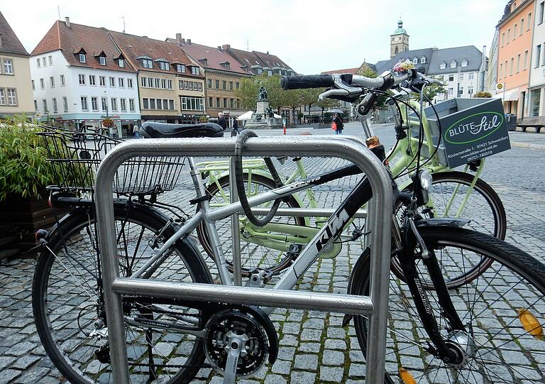 Wo der Platz für eine große Abstellanlage nicht reicht, sind Fahrradbügel eine Alternative. Wo der Platz für eine große Abstellanlage nicht reicht, sind Fahrradbügel eine Alternative.