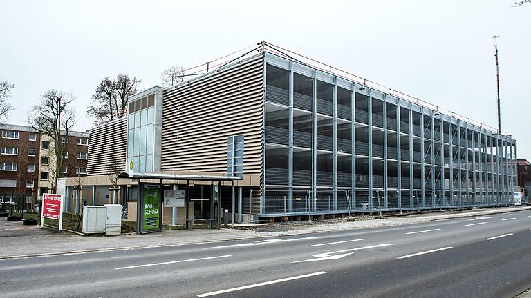 Das neue Parkhaus in der Mainberger Straße ist vorerst von der Gebührenerhöhung ausgenommen. Dort kann man für einen Euro am Tag parken.