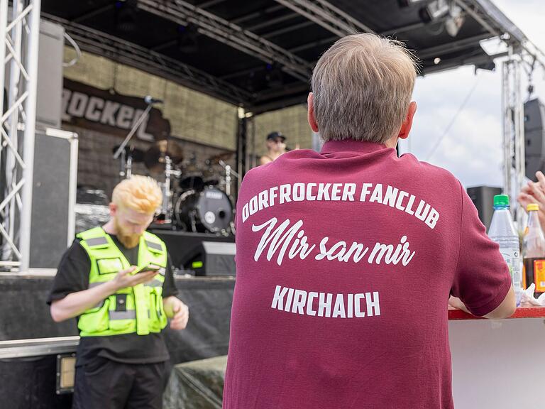 Viele Besucherinnen und Besucher, darunter eingefleischte Fans, wollten die Dorfrocker sehen.