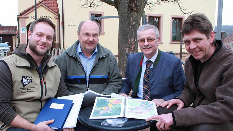 Revierförster Tobias Wallrapp, Forstamtsleiter Bernhard Zürner, Bürgermeister Gotthard Schlereth und FBG-Betriebsleiter Rupert Wolf mit dem Ergebnis der Zwischenrevision des Forstbetriebs Oberthulba - der Plan für die nächsten zehn Jahre im Forst steht. Foto: Carmen Schmitt       -  Revierförster Tobias Wallrapp, Forstamtsleiter Bernhard Zürner, Bürgermeister Gotthard Schlereth und FBG-Betriebsleiter Rupert Wolf mit dem Ergebnis der Zwischenrevision des Forstbetriebs Oberthulba - der Plan für die nächsten zehn Jahre im Forst steht. Foto: Carmen Schmitt