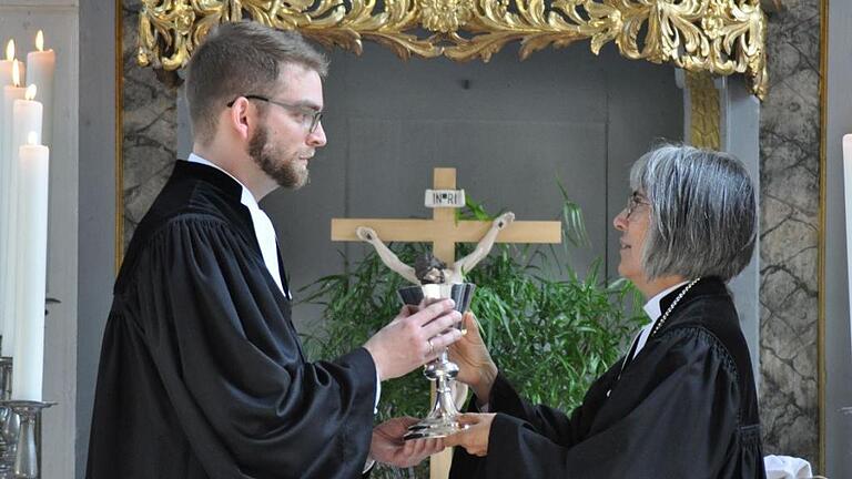 Das erste Abendmahl als Pfarrer feierte Jan Lungfiel unmittelbar nach seiner Ordination durch Regionalbischöfin Dorothea Greiner am Sonntag in der Pfarrkirche.