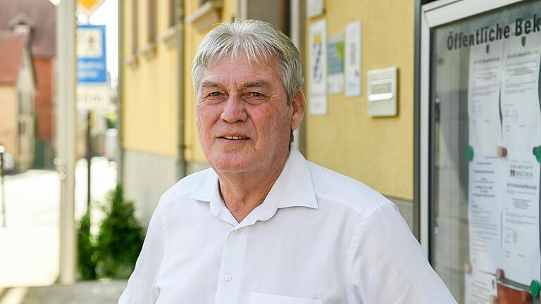 Als Bergtheim plötzlich für internationale Medien interessant wurde: Bürgermeister Konrad Schlier vor dem Rathaus.