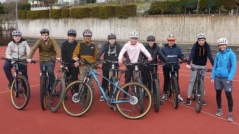 Die Schülerinnen und Schüler des Wahlfachs Mountainbike mit ihrer Lehrerin Sandra Kramer (rechts).