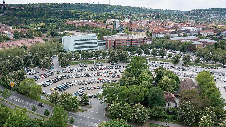 Ein Luftbild der Talavera. Am 24. Juli können die Würzburger Bürgerinnen und Bürger entscheiden, ob das Parken dort künftig Geld kostet oder nicht.