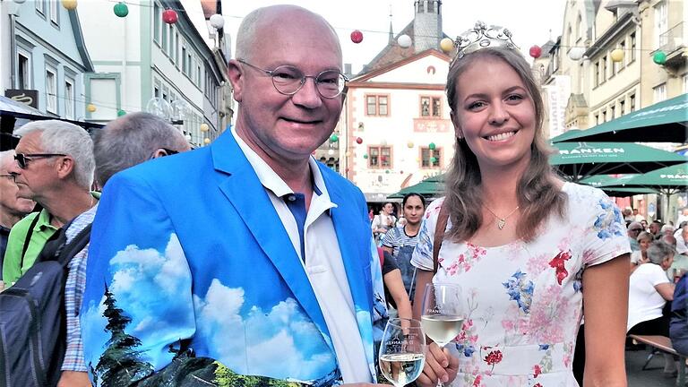 Weinfest auf dem Marktplatz in Bad Kissingen - Martin Rassau und die fränkische Weinkönigin Eva Brockmann auf dem Weinfest in Bad Kissingen Weinfest auf dem Marktplatz in Bad Kissingen - Martin Rassau und die fränkische Weinkönigin Eva Brockmann auf dem Weinfest in Bad Kissingen