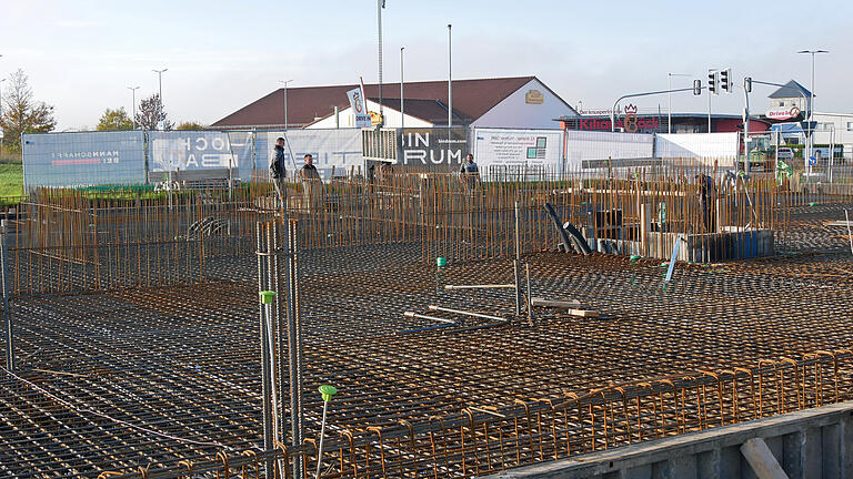 Der Neubau des Medical Centers Windmühle in Unterpleichfeld nimmt Gestalt an. Das Gebäude wird in Hybrid-Bauweise erstellt. Der Rohbau soll im März 2023 fertig sein.