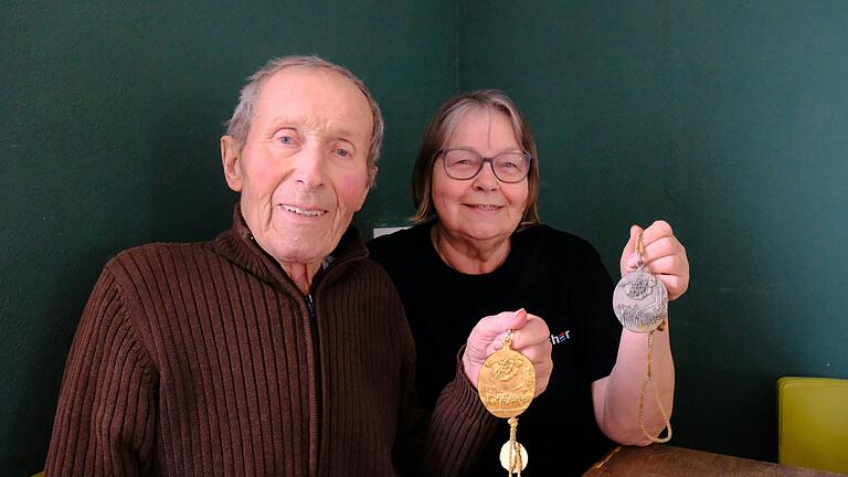 Peter Ames hat eine Goldene und eine Silberne Wallfahrerkette aus Vierzehnheiligen bekommen. Seine Frau Lydia hat ihm in all den Jahren den Rücken freigehalten, schließlich musste die Landwirtschaft auf dem Aussiedlerhof weitergeführt werden. Peter Ames hat eine Goldene und eine Silberne Wallfahrerkette aus Vierzehnheiligen bekommen. Seine Frau Lydia hat ihm in all den Jahren den Rücken freigehalten, schließlich musste die Landwirtschaft auf dem Aussiedlerhof weitergeführt werden.