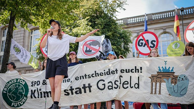 Demonstration gegen Genehmigung eines Gasfelds vor Borkum       -  Protest in Berlin gegen ein Gasfeld vor Borkum, an der Spitze mit Luisa Neubauer von Fridays for Future.