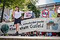 Demonstration gegen Genehmigung eines Gasfelds vor Borkum       -  Protest in Berlin gegen ein Gasfeld vor Borkum, an der Spitze mit Luisa Neubauer von Fridays for Future.