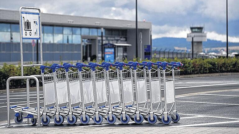 Nein, das ist nicht Berlins Pannenairport: Gepäck-Trolleys vor dem verwaisten Flughafen Kassel-Calden.