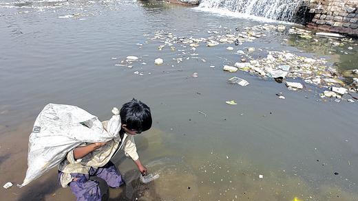 Hilfe dringend nötig: Etwa die Hälfte der Menschen auf der Erde hat keinen Zugang zu sauberem Trinkwasser. Die Lohrer Firma Mösslein Wassertechnik geht nun mit einer Technologie an den Markt, die mit dezentralen Anlagen aus schmutzigem Wasser unbedenkliches Trinkwasser machen kann. Das Bild zeigt ein Kind, das in Indien in einem völlig verschmutzten Fluss steht, der rund drei Viertel der in der Umgebung lebenden Menschen mit Trinkwasser versorgt.