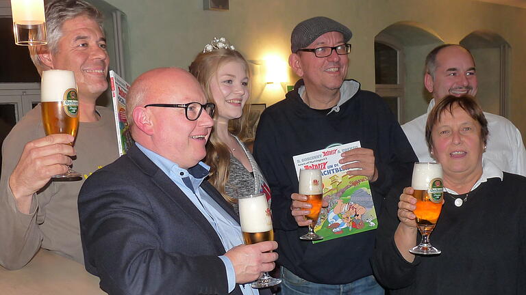 Asterix-Lesung bei den Herbstimpressionen 2018: (von links) Gunter Schunk, Dietrich Oechsner, Zuckerfee Luisa, Kai Fraass, Siegfried Scheder und Renate Lindner Asterix-Lesung bei den Herbstimpressionen 2018: (von links) Gunter Schunk, Dietrich Oechsner, Zuckerfee Luisa, Kai Fraass, Siegfried Scheder und Renate Lindner