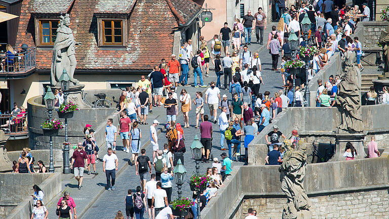 Am Nachmittag ist die Alte Mainbrücke am Vatertag voller Menschen.