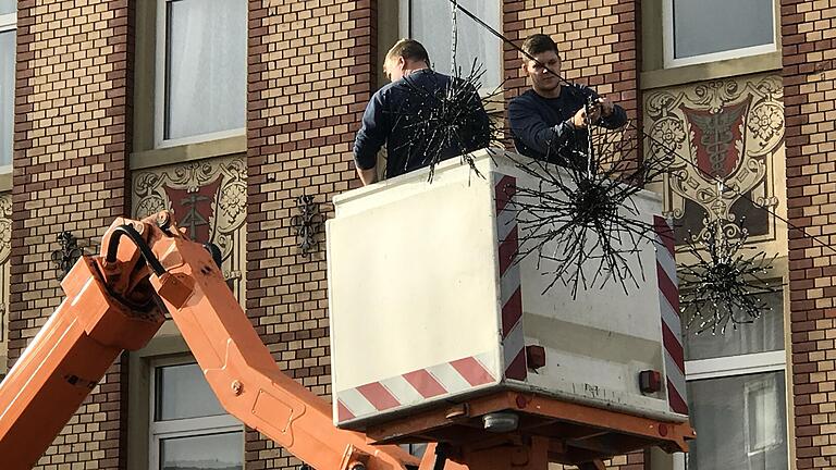 In Kitzingen wurde diese Woche die Weihnachtsbeleuchtung angebracht – jetzt kann es nur noch aufwärts gehen.