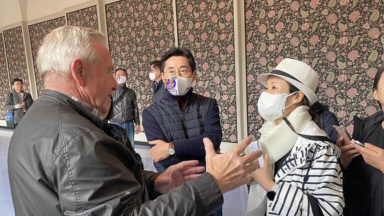 Besuch der Delegation aus der südkoreanischen Stadt Asan, die von Sigismund von Dobschütz (links, im Bild mit Bürgermeister Gyung Gwi Park und Dolmetscherin Seung Hee Park) durch die Kuranlagen geführt wurde.       -  Besuch der Delegation aus der südkoreanischen Stadt Asan, die von Sigismund von Dobschütz (links, im Bild mit Bürgermeister Gyung Gwi Park und Dolmetscherin Seung Hee Park) durch die Kuranlagen geführt wurde.