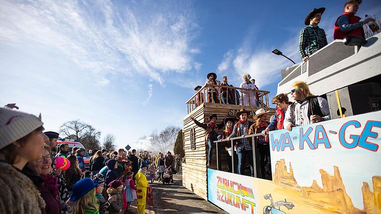 Beim Faschingsumzug in Wargolshausen feiern Groß und Klein ein buntes Fest mit vielen Umzugswagen, Bratwurst und Getränken und den unterschiedlichsten Kostümen.