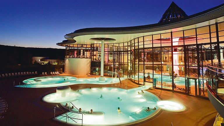 Die Thermen-Landschaft der KissSalis in Bad Kissingen hat eine Wasserfläche von rund 1000 Quadratmetern bei Wassertemperaturen zwischen 32 und 38 Grad. Die Thermen-Landschaft der KissSalis in Bad Kissingen hat eine Wasserfläche von rund 1000 Quadratmetern bei Wassertemperaturen zwischen 32 und 38 Grad. 