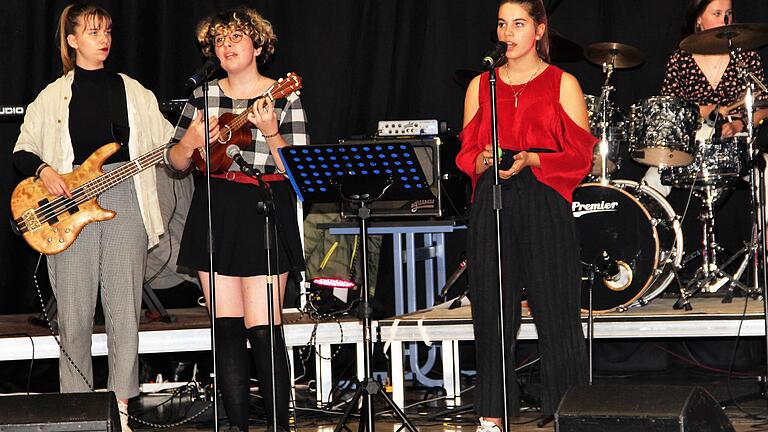 Überraschung auf der Bühne: die Girl-Band 'Nameless'. Überraschung auf der Bühne: die Girl-Band 'Nameless'.