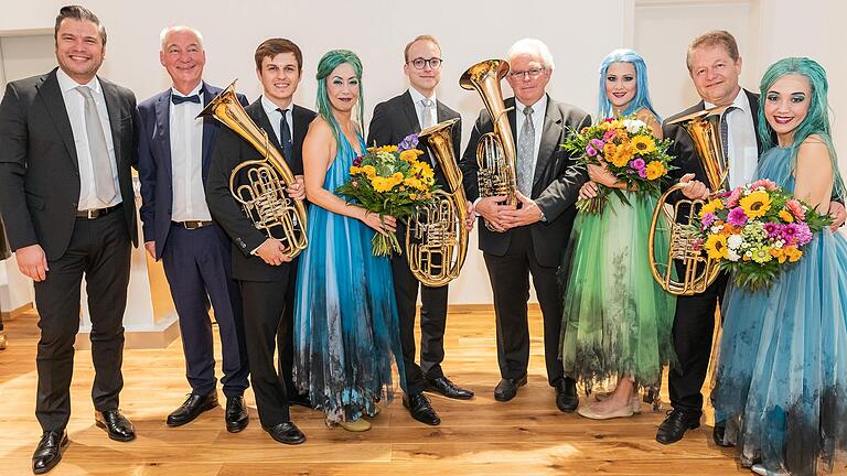 Gruppenbild mit Rheintöchtern und Wagnertuben (von links): Generalmusikdirektor Enrico Calesso, Verbandsvorsitzender Thomas Kestler, Johannes Schmack, Hiroe Ito, Sten Erik Prée, Jürgen Gräßler, Silke Evers, Wolfgang Bayh, Akiho Tsujii. Gruppenbild mit Rheintöchtern und Wagnertuben (von links): Generalmusikdirektor Enrico Calesso, Verbandsvorsitzender Thomas Kestler, Johannes Schmack, Hiroe Ito, Sten Erik Prée, Jürgen Gräßler, Silke Evers, Wolfgang Bayh, Akiho Tsujii.