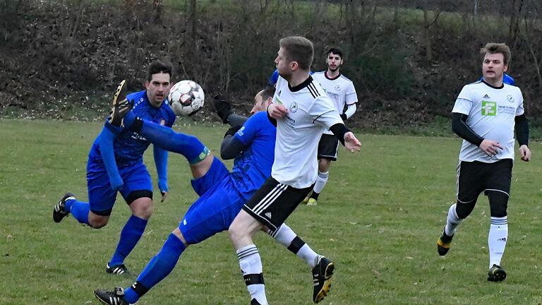 Gefährlich in allen Lagen ist Sulzthals Alexander Unsleber (am Ball), der beim 5:2-Sieg über den TSV Steinach (vorne: Christopher Dünisch) dreimal erfolgreich war.       -  Gefährlich in allen Lagen ist Sulzthals Alexander Unsleber (am Ball), der beim 5:2-Sieg über den TSV Steinach (vorne: Christopher Dünisch) dreimal erfolgreich war.