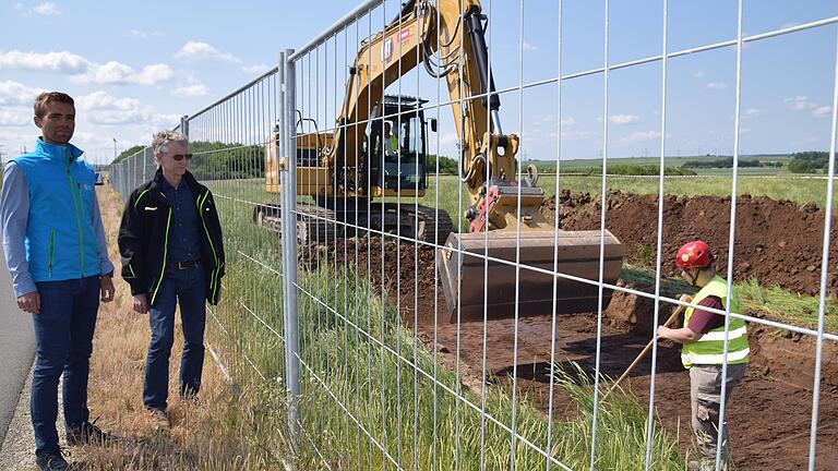 An der Baustelle des künftigen SuedLink-Konverters beim Bergrheinfelder Klimawald begutachten Philipp Keller (links) und Volker Leiterer vom Landratsamt Schweinfurt die Auflagen rund um die archäologische Sondierung. Mit im Bild: Archäologin Andrea Thomas.