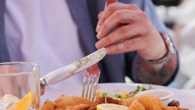 Verbessert sich das Image von Fleisch wieder? Das jedenfalls schließt der Konzern Vion aus einer Verbraucherumfrage zum Thema.  Foto:  dpa (Symbolbild)       -  Wie viel darf ein Schnitzel kosten?