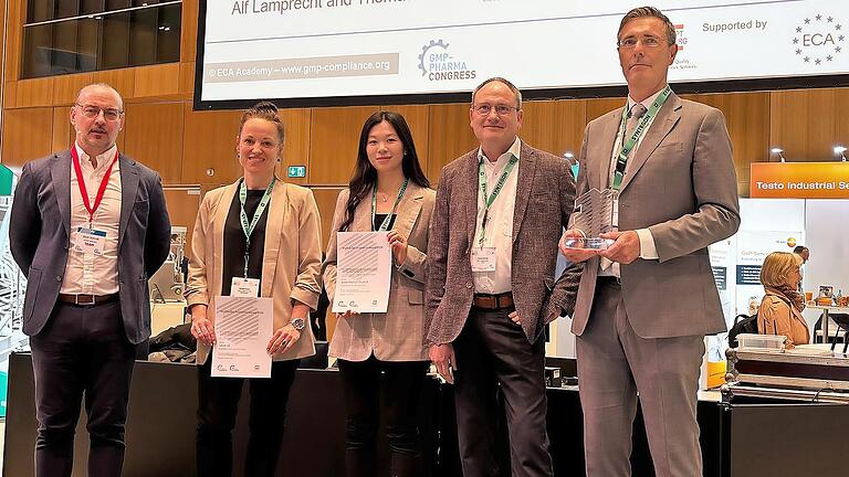 Preisverleihung des Professor-Wallhäußer-Innovation-Award, im Bild von links Oliver Schmidt, Geschäftsführer Concept Heidelberg, mit den Preisträgern Melanie Braun (Labor LS), Zie Quann Wu (Green Elephant Biotech), Thomas Beutler (GEA Lyophil) und...       -  Preisverleihung des Professor-Wallhäußer-Innovation-Award, im Bild von links Oliver Schmidt, Geschäftsführer Concept Heidelberg, mit den Preisträgern Melanie Braun (Labor LS), Zie Quann Wu (Green Elephant Biotech), Thomas Beutler (GEA Lyophil) und Prof. Alf Lamprecht (Universität Bonn, Pharmaceutical Technology)