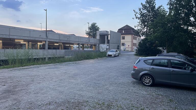 Neben dem kaum genutzten Parkhaus stehen die Autos auf der Schotterfläche des Landratsamts. Neben dem kaum genutzten Parkhaus stehen die Autos auf der Schotterfläche des Landratsamts.