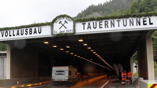 Südröhre des Tauerntunnels in Österreich:       -  Südröhre des Tauerntunnels: Vor allem wegen der 2011 neu eingeweihten zweiten Röhre gewann der österreichische Tunnel den Test. Foto: Neumayr