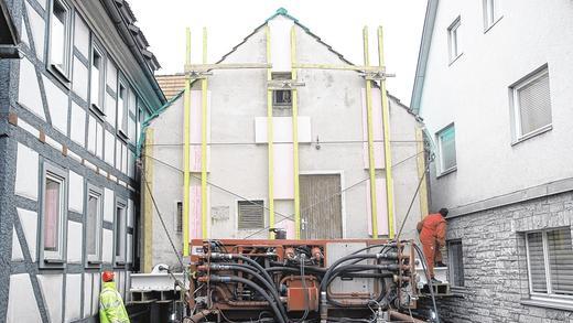 Ein Haus zieht um: Spektakulärer Kalthaus-Transport nach Fladungen
