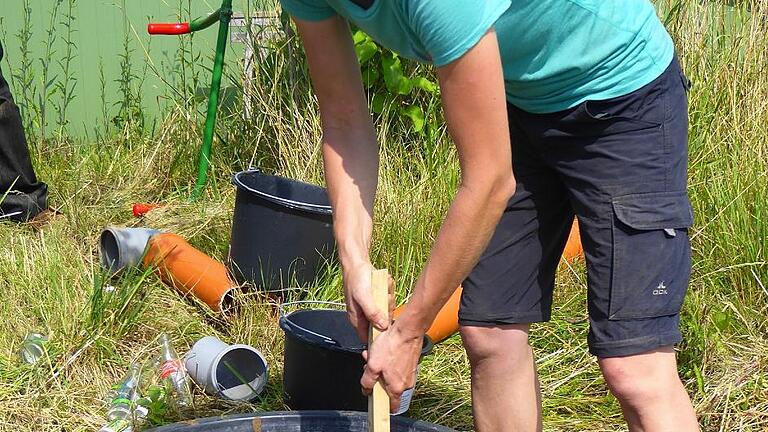 Katrin Pütz legt auch beim Rühren des Kuhdungs kräftig mit Hand an.