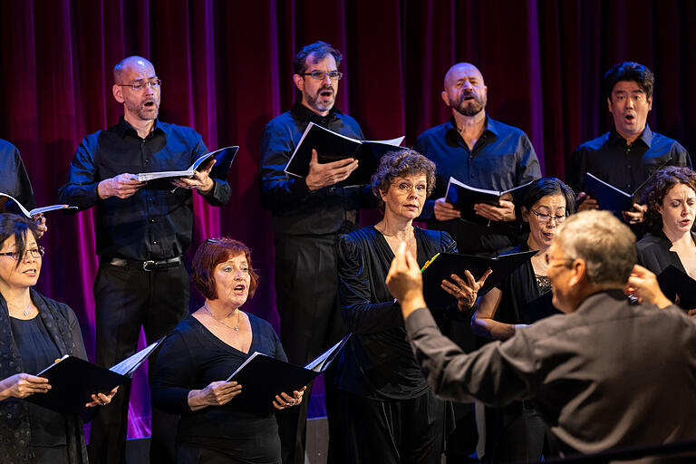 Kleine, präzise, sprechende Gesten: Sören Eckhoff dirigiert den Chor des Mainfranken Theaters in der Blauen Halle.