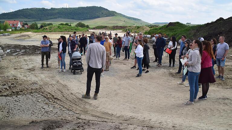 Viele künftige Rödelseer und Rödelseerinnen schauten sich beim Baustellenfest ihre Bauplätze an und ließen sich über den aktuellen Stand der Vorabeiten informieren. Viele künftige Rödelseer und Rödelseerinnen schauten sich beim Baustellenfest ihre Bauplätze an und ließen sich über den aktuellen Stand der Vorabeiten informieren.