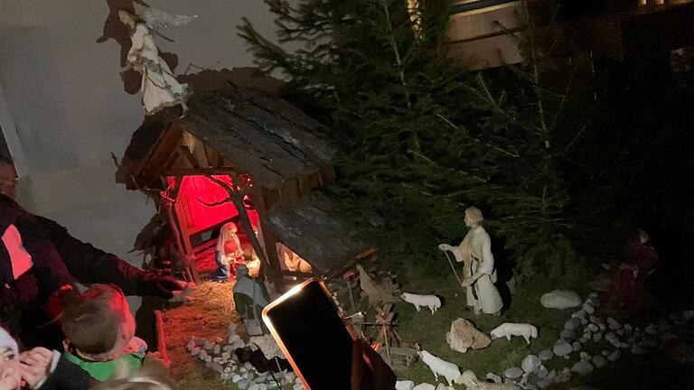 Mit großen Augen vor der Weihnachtskrippe.