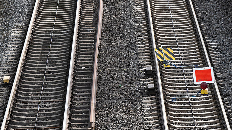 Baustellen bei der Bahn.jpeg - Übervolle Züge, fehlende Fahrdienstleiter, Lokführer und Fahrzeuge sowie Verspätungen auf überlasteten Strecken: 'Wir merken überall, dass die Infrastruktur auf der letzten Rille fährt', sagt Errol Yazgac von Pro Bahn. Baustellen bei der Bahn.jpeg - Übervolle Züge, fehlende Fahrdienstleiter, Lokführer und Fahrzeuge sowie Verspätungen auf überlasteten Strecken: 'Wir merken überall, dass die Infrastruktur auf der letzten Rille fährt', sagt Errol Yazgac von Pro Bahn.