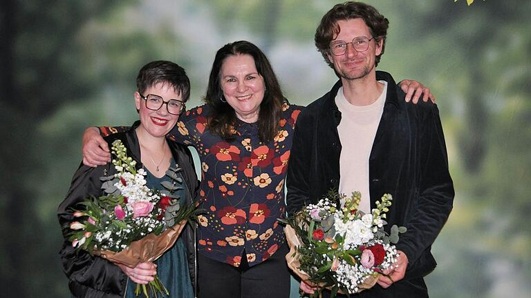 Anna-Maria Schwab und Gerd Bayer, mit der Kreisvorsitzenden Birgit Väth in der Mitte. Anna-Maria Schwab und Gerd Bayer, mit der Kreisvorsitzenden Birgit Väth in der Mitte.