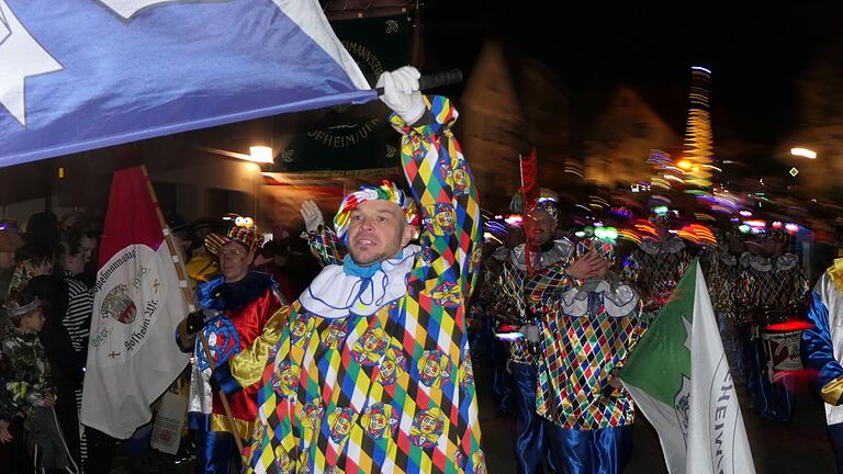 Der Fanfaren- und Spielmannszug aus Hofheim führte fahnenschwingend den Nachtumzug an. Der Fanfaren- und Spielmannszug aus Hofheim führte fahnenschwingend den Nachtumzug an.