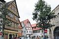 Großartiges Ensemble: Das Götzhaus (links) gibt dem Dettelbacher Marktplatz im Verbund mit seinen Nachbarhäusern und der Kirchenzinne (rechts) ein besonderes Gepräge. Durch eine Sanierung des Gebäudes kann sich die Optik noch verbessern.