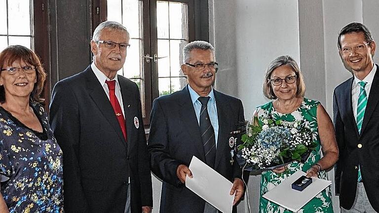 Ehrenzeichen des Roten Kreuzes: Im Bild (von links) Kathi Petersen, Hartmut Bräuer, Peter Greubel und Anneliese Spath-Neckel und OB Sebastian Remelé. Ehrenzeichen des Roten Kreuzes: Im Bild (von links) Kathi Petersen, Hartmut Bräuer, Peter Greubel und Anneliese Spath-Neckel und OB Sebastian Remelé.