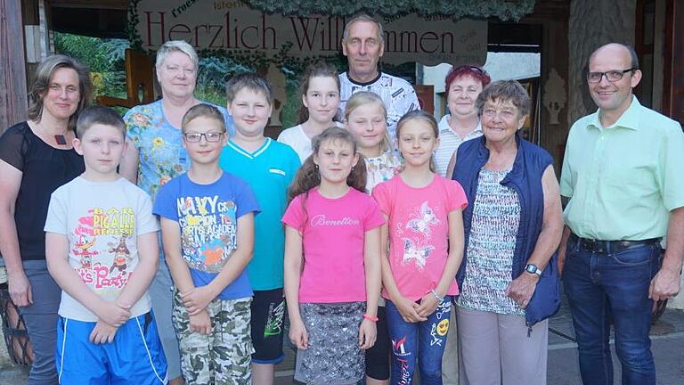 Drei Wochen werden sieben Kinder und ihre Betreuer aus einer verstrahlten Region in Weißrussland in der Rhön verbringen. Gisela Aha (2. v. r.) engagiert sich seit 1991 und benötigt noch finanzielle Unterstützung. Untergebracht waren sie kostenfrei in den Christlichen Gästehäusern bei Anke Schroth (links) und Stefan Schroth (rechts). Marion Eckert - Drei Wochen werden sieben Kinder und ihre Betreuer aus einer verstrahlten Region in Weißrussland in der Rhön verbringen. Gisela Aha (2. v. r.) engagiert sich seit 1991 und benötigt noch finanzielle Unterstützung. Untergebracht waren sie kostenfrei in den Christlichen Gästehäusern bei Anke Schroth (links) und Stefan Schroth (rechts). Marion Eckert Drei Wochen werden sieben Kinder und ihre Betreuer aus einer verstrahlten Region in Weißrussland in der Rhön verbringen. Gisela Aha (2. v. r.) engagiert sich seit 1991 und benötigt noch finanzielle Unterstützung. Untergebracht waren sie kostenfrei in den Christlichen Gästehäusern bei Anke Schroth (links) und Stefan Schroth (rechts). Marion Eckert - Drei Wochen werden sieben Kinder und ihre Betreuer aus einer verstrahlten Region in Weißrussland in der Rhön verbringen. Gisela Aha (2. v. r.) engagiert sich seit 1991 und benötigt noch finanzielle Unterstützung. Untergebracht waren sie kostenfrei in den Christlichen Gästehäusern bei Anke Schroth (links) und Stefan Schroth (rechts). Marion Eckert