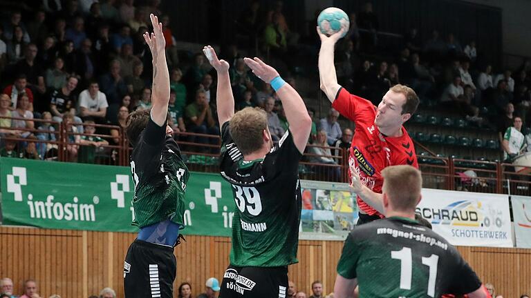 Breits im Hinspiel in der tectake Arena in Würzburg Oktober 2023 gab es für die Wölfe Würzburg (in der Abwehr von links Alexander Merk, Michel Reitemann, Felix Karle) ein Wiedersehen mit dem früheren Wölfe-Spieler Jonas Link (am Ball). Breits im Hinspiel in der tectake Arena in Würzburg Oktober 2023 gab es für die Wölfe Würzburg (in der Abwehr von links Alexander Merk, Michel Reitemann, Felix Karle) ein Wiedersehen mit dem früheren Wölfe-Spieler Jonas Link (am Ball).