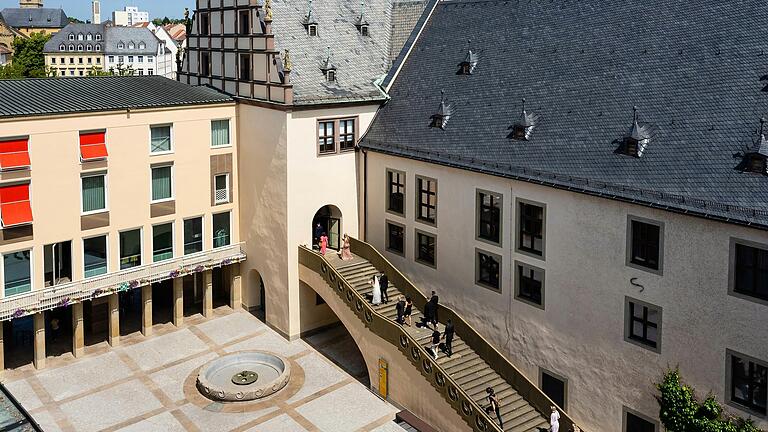 Inzwischen ist das Rathaus – links der Neubau, rechts das historische Gebäude – zu klein geworden für die vielen Beschäftigten. Das Bauamt ist ausgezogen. Inzwischen ist das Rathaus – links der Neubau, rechts das historische Gebäude – zu klein geworden für die vielen Beschäftigten. Das Bauamt ist ausgezogen.