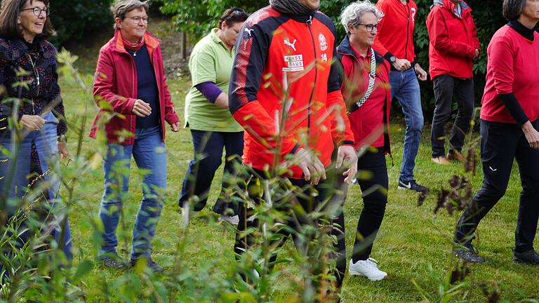 Tanz-Flashmob im Siebener-Park Bad Brückenau. - Auch Bürgermeister Jan Marberg machte beim Tanz-Flashmob im Siebener-Park mit. Tanz-Flashmob im Siebener-Park Bad Brückenau. - Auch Bürgermeister Jan Marberg machte beim Tanz-Flashmob im Siebener-Park mit.