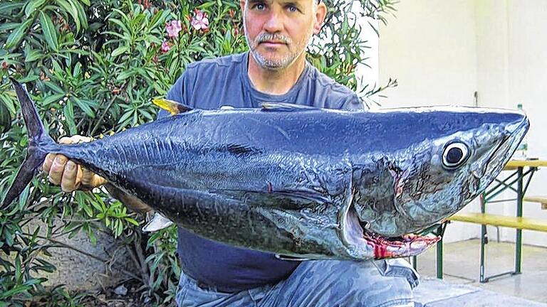Anglerglück auf der Adria: Thomas Hieke mit mächtigem Thunfisch. Anglerglück auf der Adria: Thomas Hieke mit mächtigem Thunfisch.
