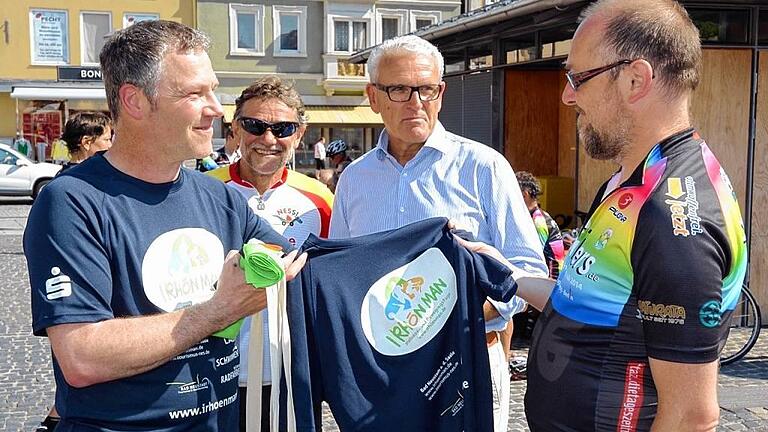 Da war die Marketing-Welt für Andreas Buhl (links) noch in Ordnung. Bei der Ankunft der radfahrenden Pacemaker im Juli dieses Jahres sprach Buhl mit deren Organisator Roland Blach (rechts) und machte gemeinsam mit Bürgermeister Bruno Altrichter und dem 3. Bürgermeister Karl Breitenbücher Werbung für die Stadt. Da war die Marketing-Welt für Andreas Buhl (links) noch in Ordnung. Bei der Ankunft der radfahrenden Pacemaker im Juli dieses Jahres sprach Buhl mit deren Organisator Roland Blach (rechts) und machte gemeinsam mit Bürgermeister Bruno Altrichter und dem 3. Bürgermeister Karl Breitenbücher Werbung für die Stadt.